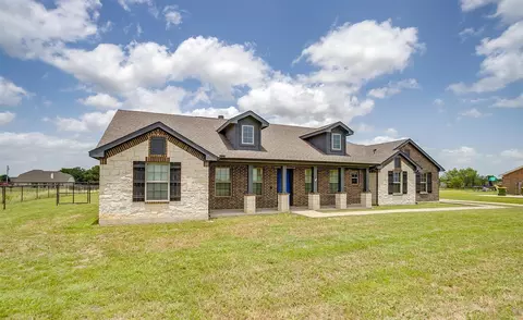8201 Harvest Dr, Grandview, TX 76050