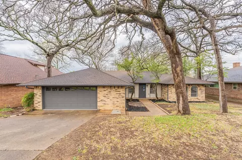 2105 Castle Oaks Dr, Arlington, TX 76012
