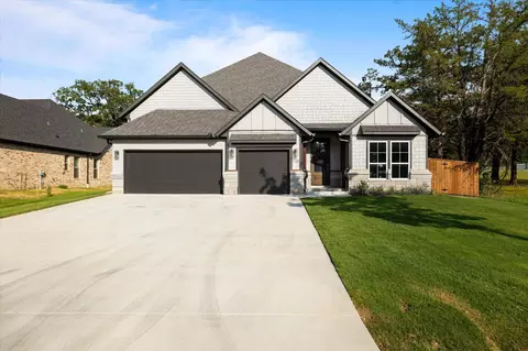133 Pueblo Dr, Lake Kiowa, TX 76240