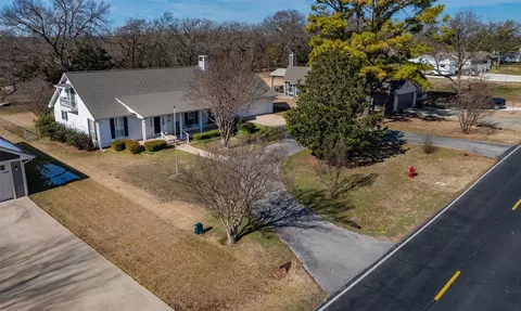 128 San Chez Dr, Lake Kiowa, TX 76240