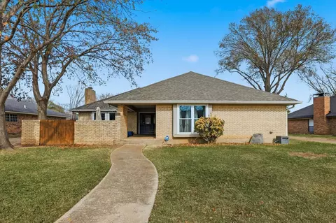 1105 Meadow Crest Ln, Mansfield, TX 76063