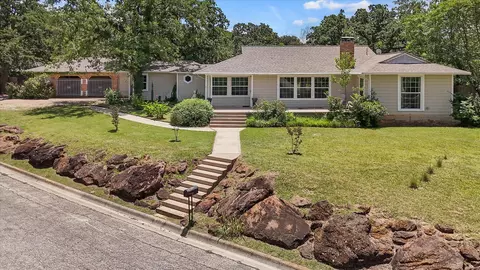 425 Oakhill Dr, Denton, TX 76201