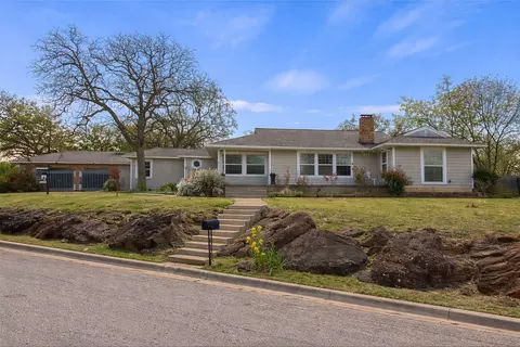 425 Oakhill Dr, Denton, TX 76201