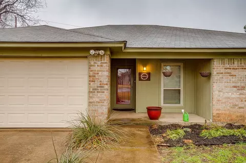 1105 Holly Ct, Benbrook, TX 76126