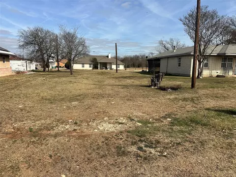 402 Garfield St, Mcgregor, TX 76657