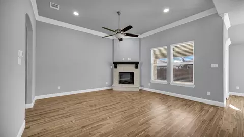 Living - 924 E 5th St, Springtown, TX 76082 photo 4 of 5