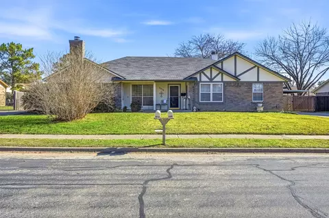 2910 Penny Ln, Euless, TX 76039
