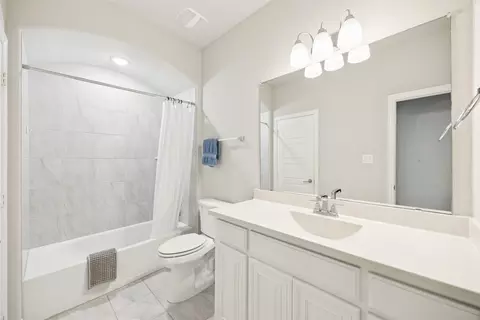 Bath - 1402 Devonshire Dr, Celina, TX 75009 photo 4 of 5