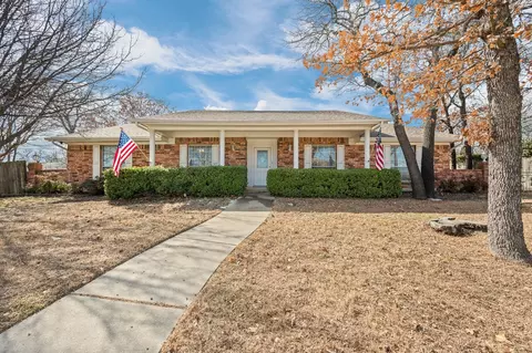108 N Cliffside Dr N, Burleson, TX 76028