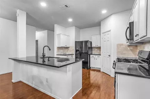 808 Dunkirk Ln, Arlington, TX 76017