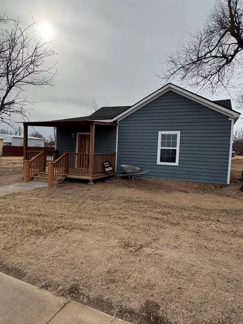 1107 W 3rd St, Quanah, TX 79252