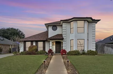 2613 Stone Hollow Dr, Bedford, TX 76021
