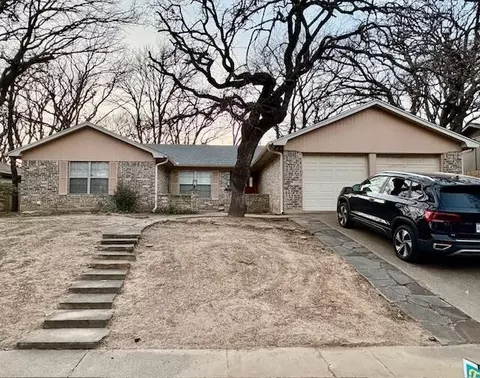 2925 Ridgewood Dr, Hurst, TX 76054