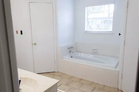 Bath - 702 E Gilbert, Henrietta, TX 76365 photo 3 of 7