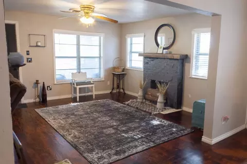 Living - 702 E Gilbert, Henrietta, TX 76365 photo 1 of 2