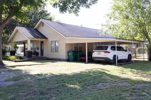 Exterior - 702 E Gilbert, Henrietta, TX 76365 photo 2 of 7