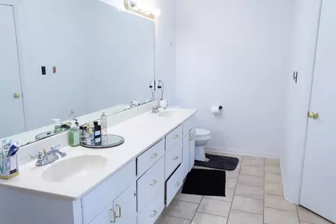 Bath - 702 E Gilbert, Henrietta, TX 76365 photo 5 of 7