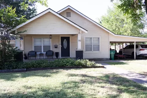 702 E Gilbert, Henrietta, TX 76365