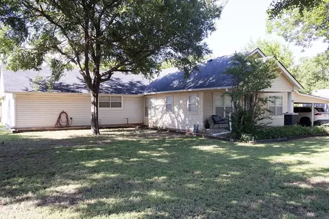 Exterior - 702 E Gilbert, Henrietta, TX 76365 photo 3 of 7