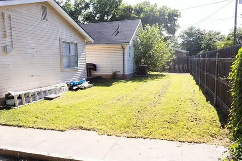 Exterior - 702 E Gilbert, Henrietta, TX 76365 photo 7 of 7
