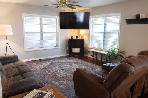 Living - 702 E Gilbert, Henrietta, TX 76365 photo 2 of 2