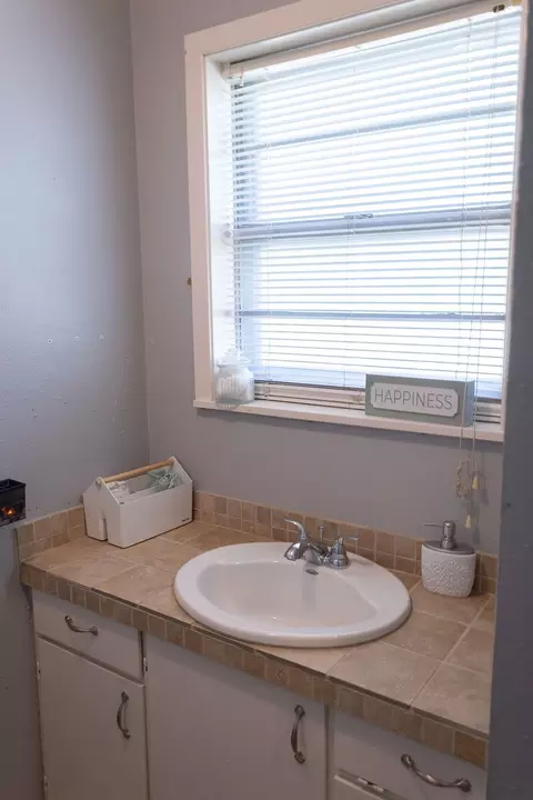 Bath - 702 E Gilbert, Henrietta, TX 76365 photo 1 of 7