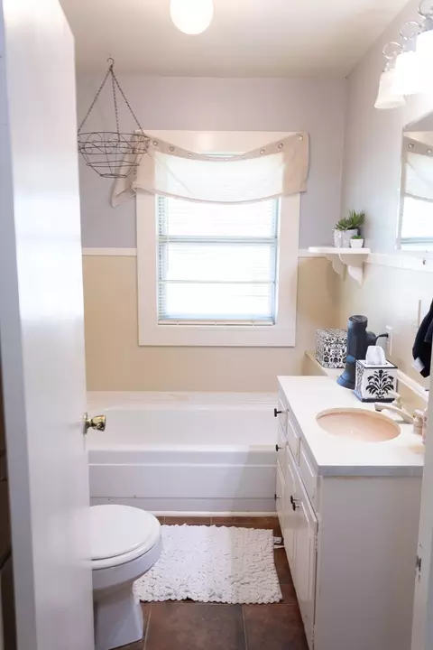 Bath - 702 E Gilbert, Henrietta, TX 76365 photo 2 of 7