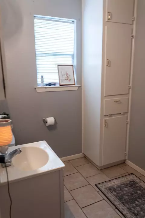 Bath - 702 E Gilbert, Henrietta, TX 76365 photo 6 of 7