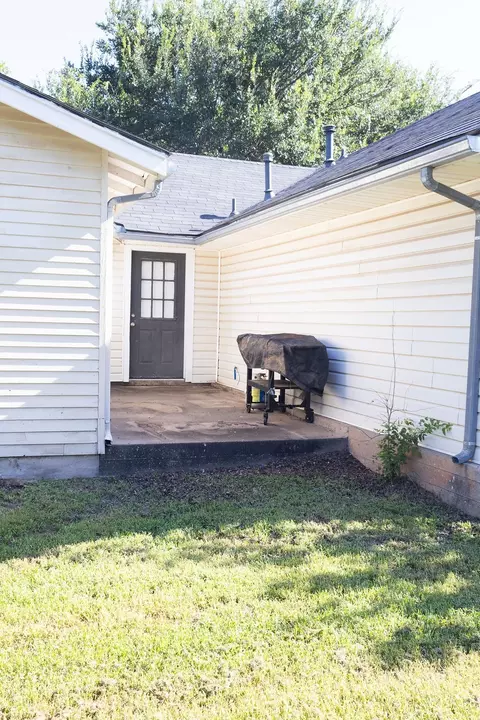 Exterior - 702 E Gilbert, Henrietta, TX 76365 photo 4 of 7