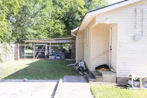 Exterior - 702 E Gilbert, Henrietta, TX 76365 photo 6 of 7