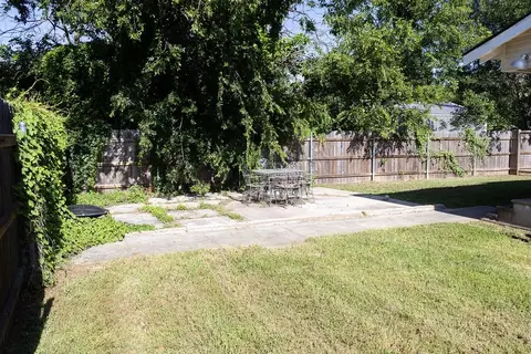 Exterior - 702 E Gilbert, Henrietta, TX 76365 photo 5 of 7