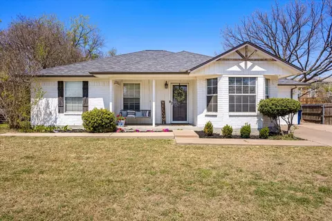 1709 W Doyle St, Granbury, TX 76048