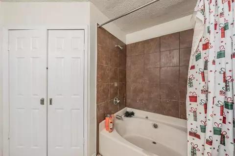 Bath - 2123 Nectar Dr, Mesquite, TX 75149 photo 4 of 6
