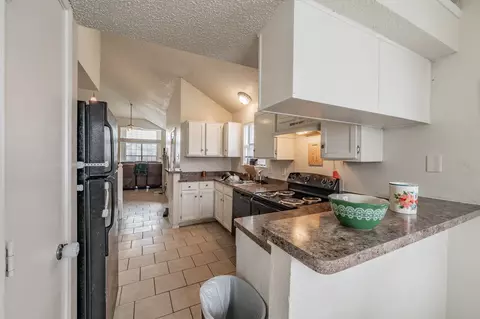 Kitchen - 2123 Nectar Dr, Mesquite, TX 75149 photo 4 of 5