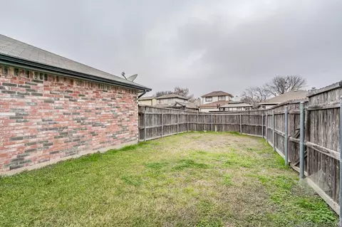 Exterior - 2123 Nectar Dr, Mesquite, TX 75149 photo 6 of 8