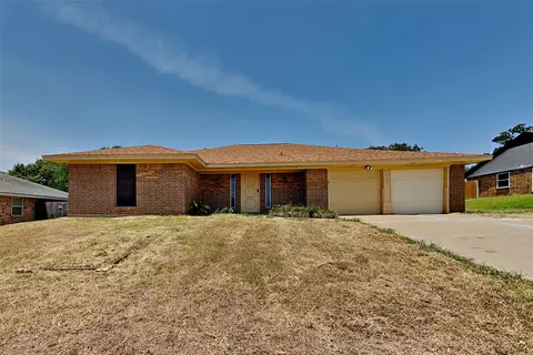 712 Springhill Dr, Hurst, TX 76054