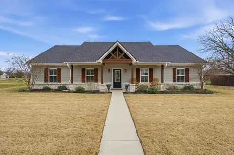 810 N Davis St, West, TX 76691