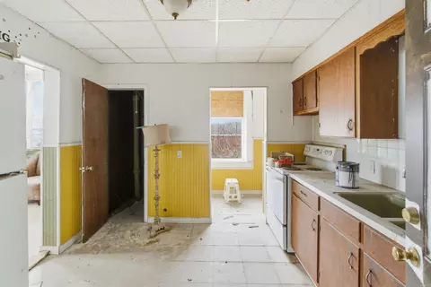 Entry Way - 107 S Austin St, Comanche, TX 76442 photo 2 of 4