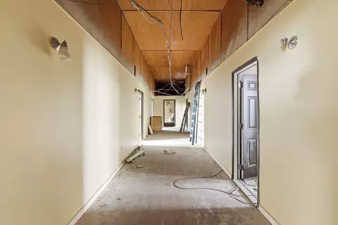 Entry Way - 107 S Austin St, Comanche, TX 76442 photo 3 of 4