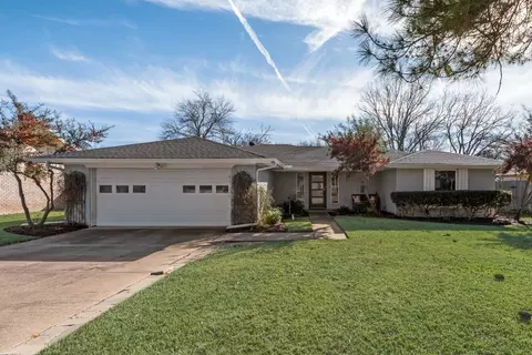 2923 Southridge Dr, Grapevine, TX 76051