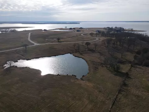 340 Peninsula Dr, Honey Grove, TX 75446