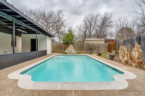 Exterior - 422 W Wilson St, Cleburne, TX 76033 photo 10 of 12