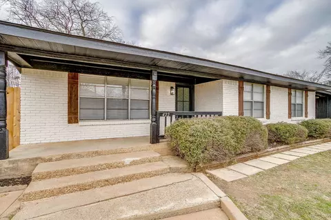 Exterior - 422 W Wilson St, Cleburne, TX 76033 photo 6 of 12