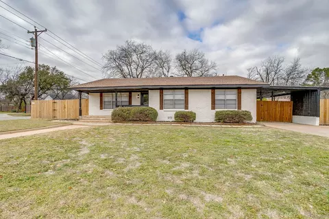 Exterior - 422 W Wilson St, Cleburne, TX 76033 photo 12 of 12