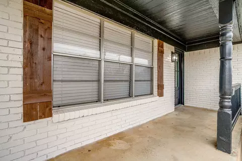 Exterior - 422 W Wilson St, Cleburne, TX 76033 photo 7 of 12