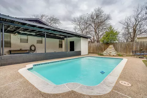 Exterior - 422 W Wilson St, Cleburne, TX 76033 photo 2 of 12