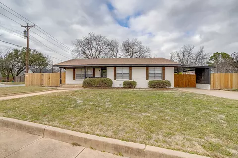 422 W Wilson St, Cleburne, TX 76033