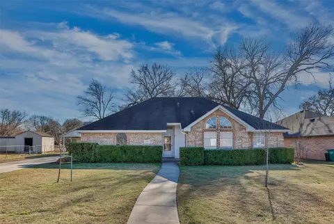 1716 Windsor Dr, Gainesville, TX 76240