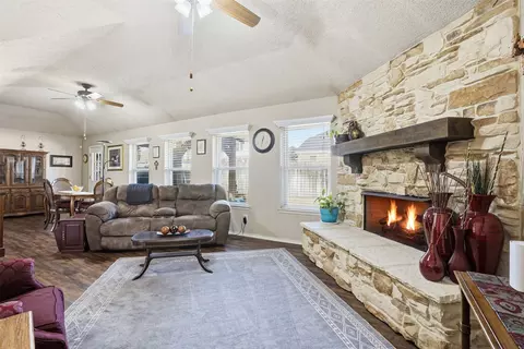725 Windridge Ln, Burleson, TX 76028