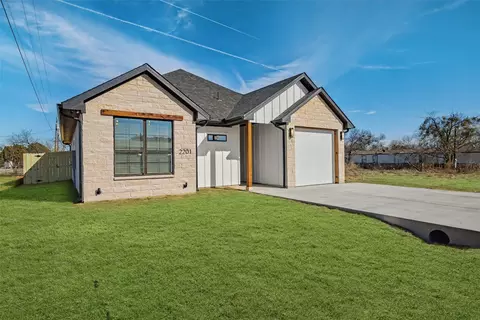 2201 Comet Trl, Granbury, TX 76048